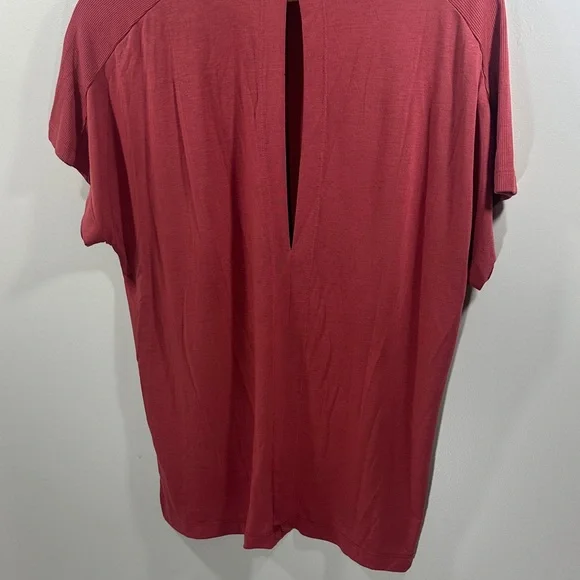 Old Navy Active Woman's Ultralite Go-Dry Maroon Red Open Back Workout Tee XS - Picture 6 of 8